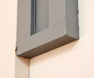 Obróbka ościeżnic drzwi wewnętrzne wykończenie